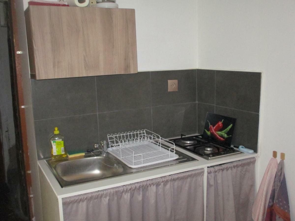 Petit Studio Apartment Lodeve Exterior photo